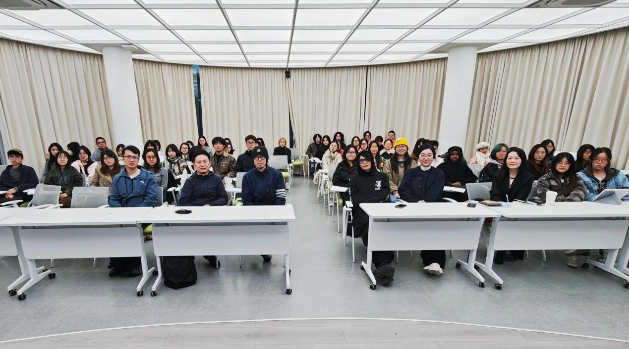 独立策展人何明老师来到贝博ballb