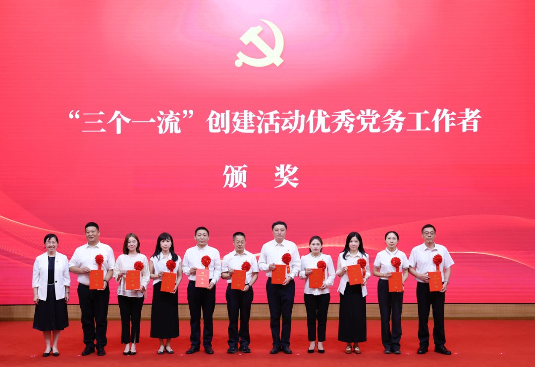 张露洁老师获评“三个一流”创建活动优